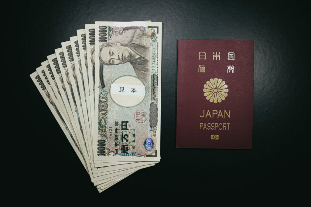 現金とパスポート