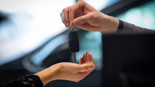 車を売りたい人にキーを渡す