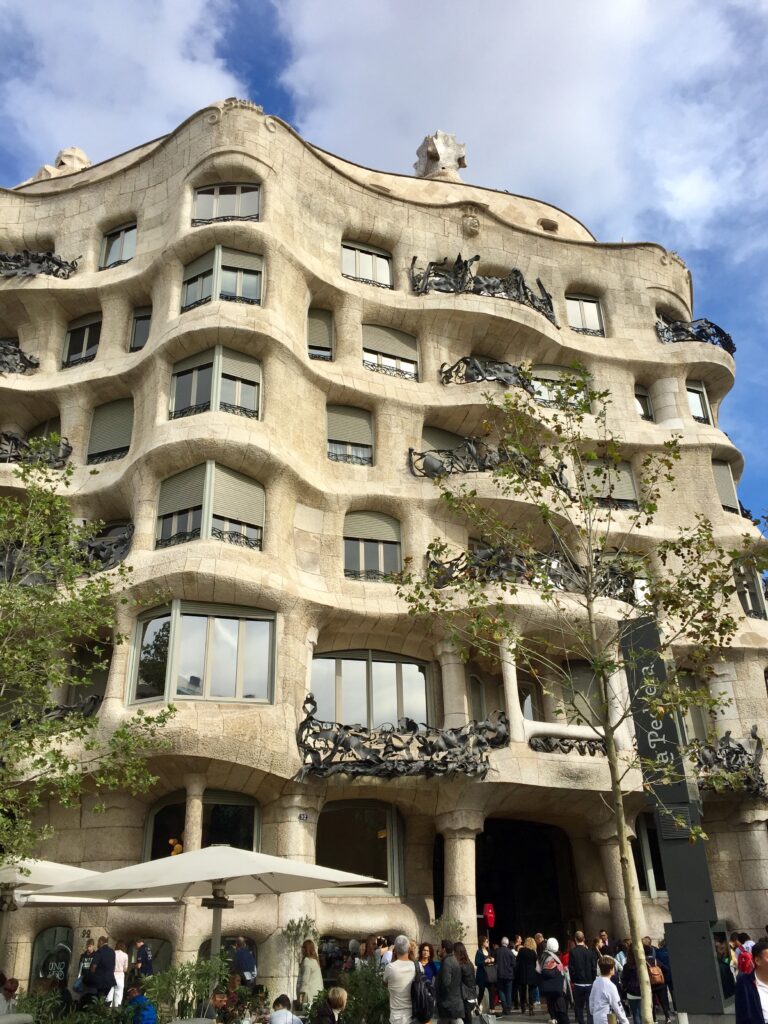 バルセロナで楽しめるガウディ建築5選カサ・ミラ1