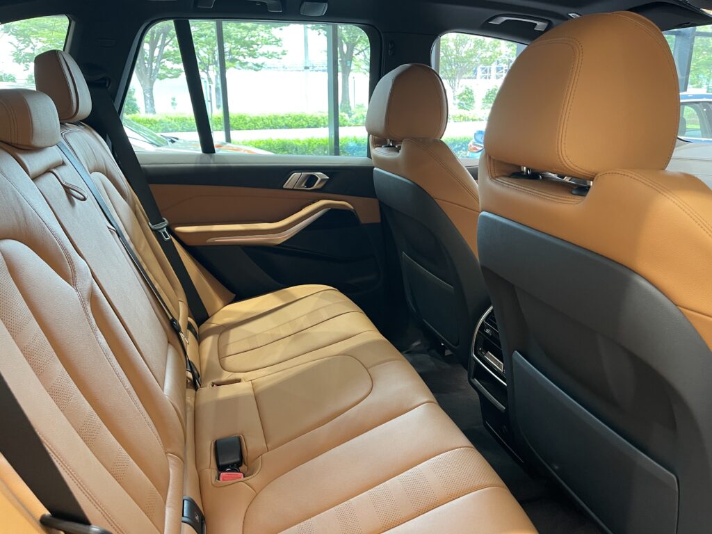 新型BMW X5 M50iの後部座席